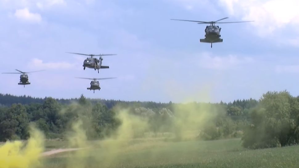 Вертолеты над минском сегодня. Короча вертолет. Вертолет на низкой высоте Донбас. Видео клип танец военного вертолета в воздухе. Новосибирск новости с вертолетом.